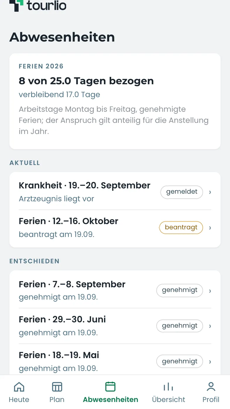 Abwesenheiten in der Fahrer-App: oben der Ferienstand des Jahres mit bezogenen und verbleibenden Tagen, darunter unter «Aktuell» die Krankmeldung mit «Arztzeugnis liegt vor» und der Ferienantrag mit Status «beantragt», darunter die entschiedenen Ferien des Jahres.