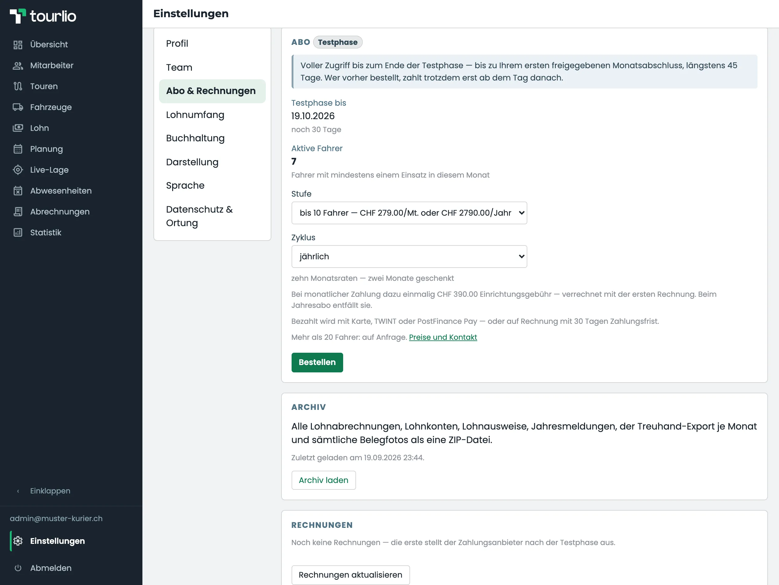 Einstellungen → Abo: unter der Abo-Karte mit Testphase, Stufe, Zyklus und Bestellknopf die Karte «Archiv» mit dem Satz, was die ZIP-Datei enthält, dem Vermerk «Zuletzt geladen am …» und dem Knopf «Archiv laden»; darunter die Karte «Rechnungen».