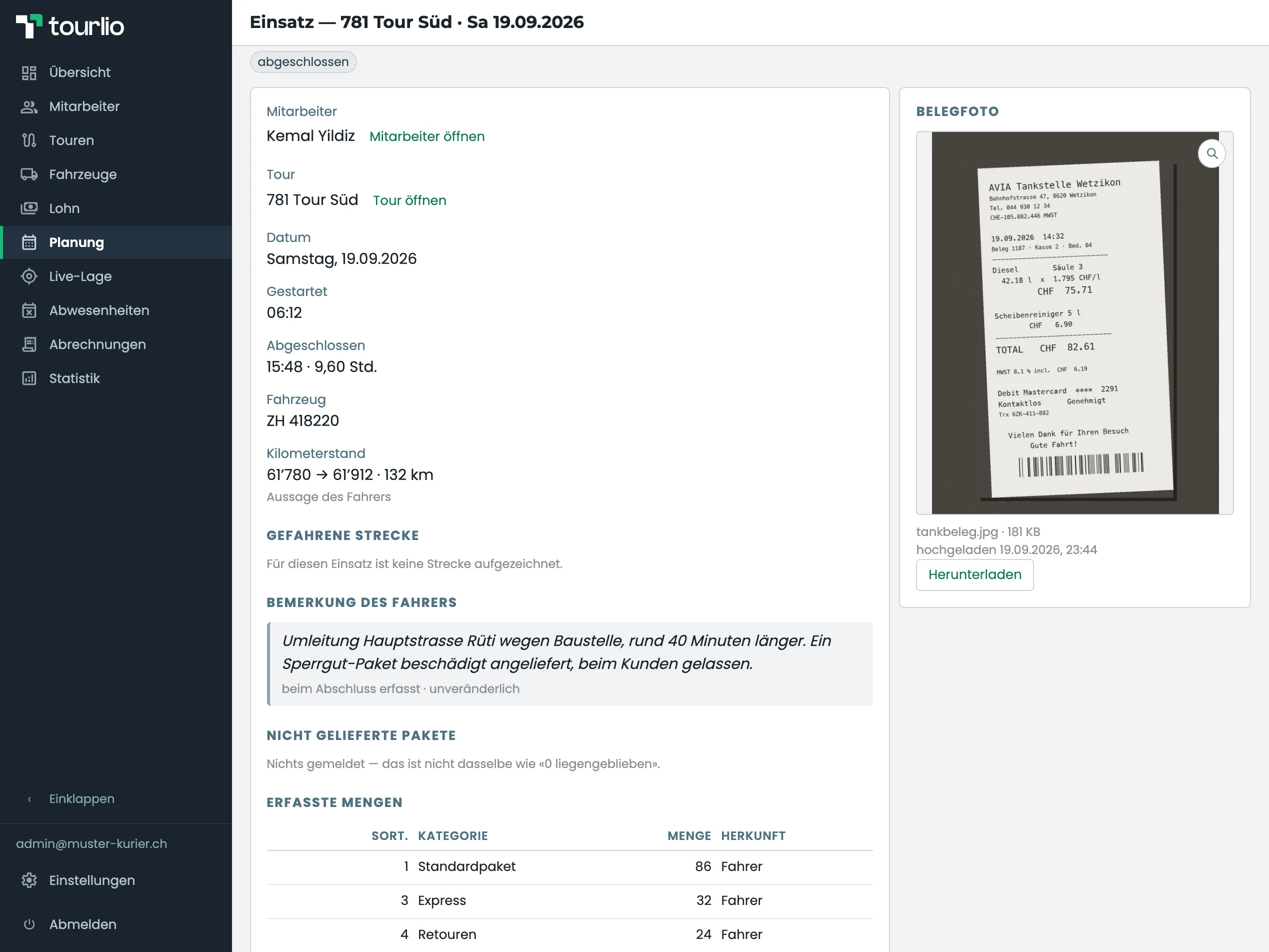Einsatz-Detail: links Fahrer, Tour, Datum, Start- und Endzeit, Fahrzeug und Kilometerstände, darunter die Bemerkung des Fahrers und die erfassten Mengen je Paketkategorie mit der Spalte «Herkunft»; rechts das fotografierte Belegfoto einer Tankstellenquittung.