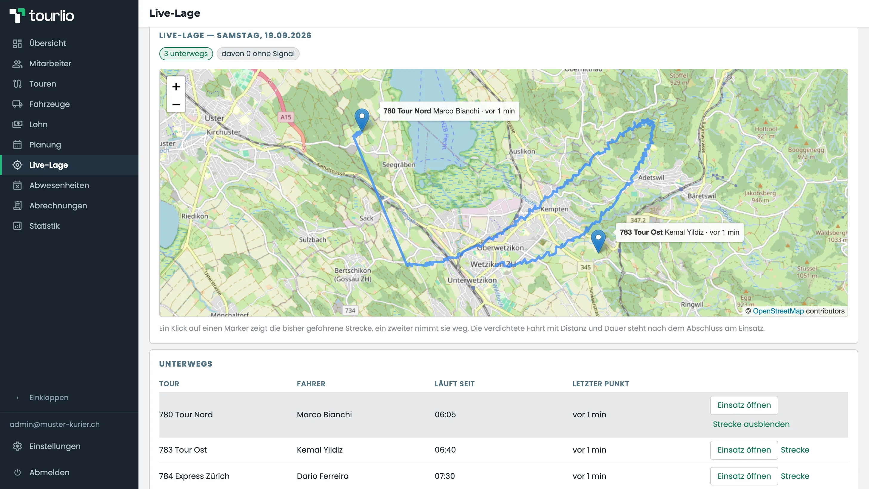 Live map in the admin web: map of the Zurich Oberland with two driver markers in frame and the route of one of them drawn in blue, above it the counters “3 on the road, 0 of them without a signal” (in German).