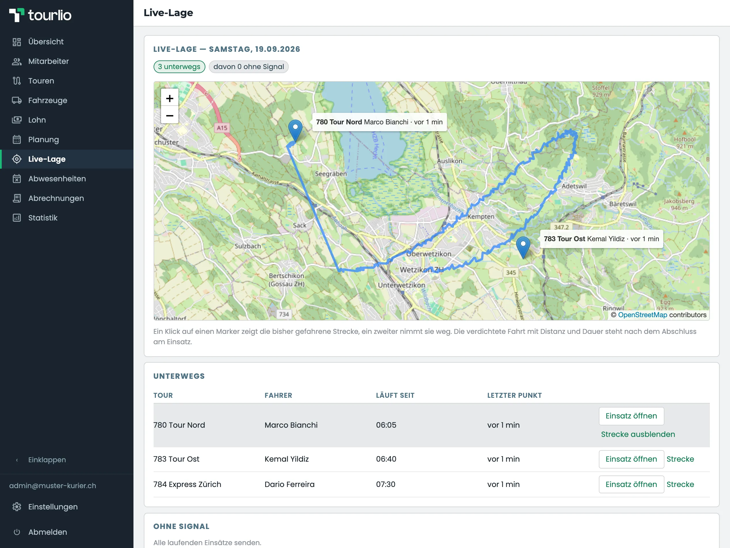 Live-Lage: Karte des Zürcher Oberlands, im Ausschnitt zwei der drei Fahrer als Marker mit Tour, Name und «vor 1 min», dazu die blau eingezeichnete Strecke des einen; darüber die Zähler «3 unterwegs, davon 0 ohne Signal», darunter die Liste aller drei laufenden Einsätze.
