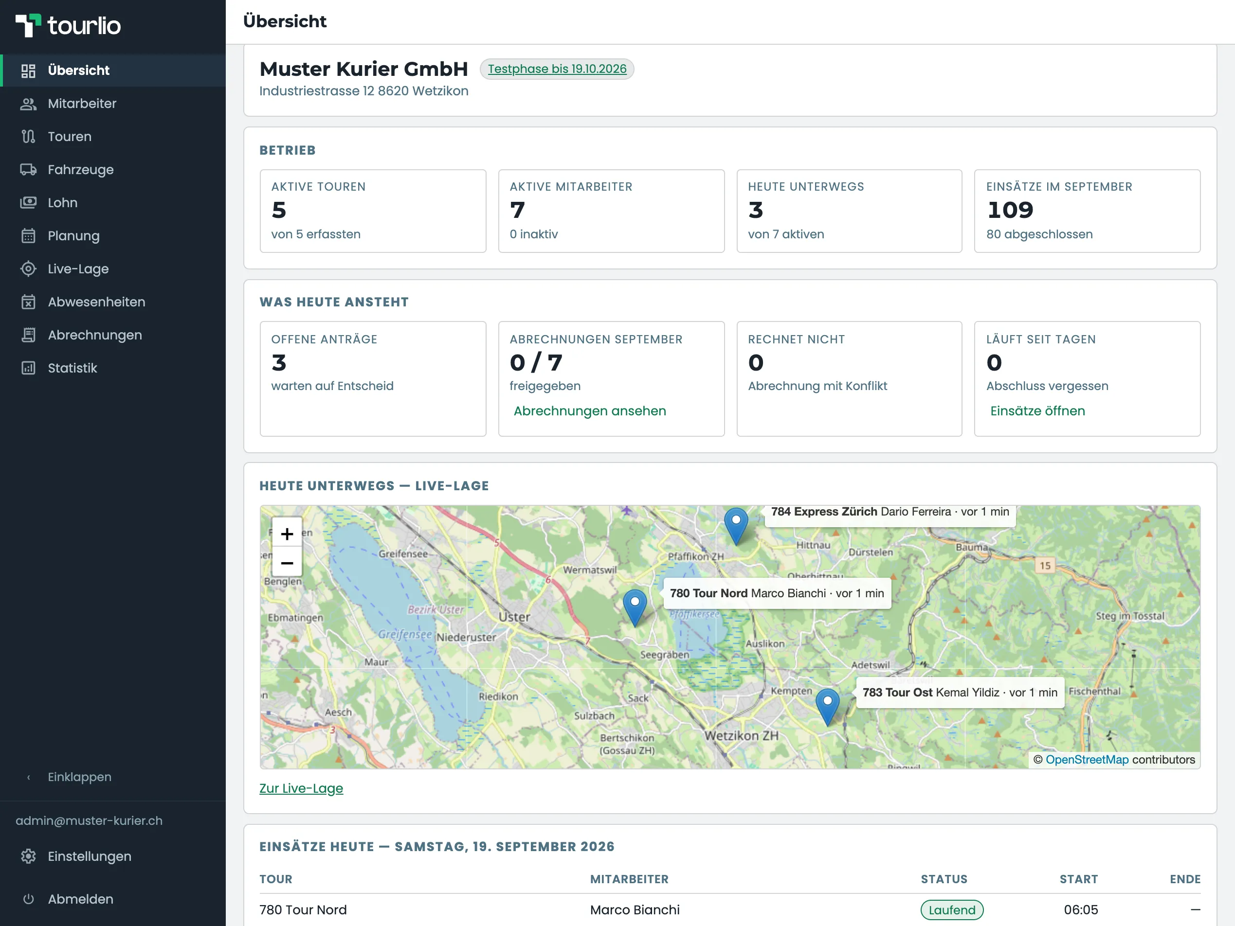 Übersicht des Admin-Webs: Kacheln mit aktiven Touren, Mitarbeitern, heute unterwegs, offenen Anträgen und dem Stand der Abrechnungen, darunter die Live-Karte mit den drei Fahrern, die gerade unterwegs sind.